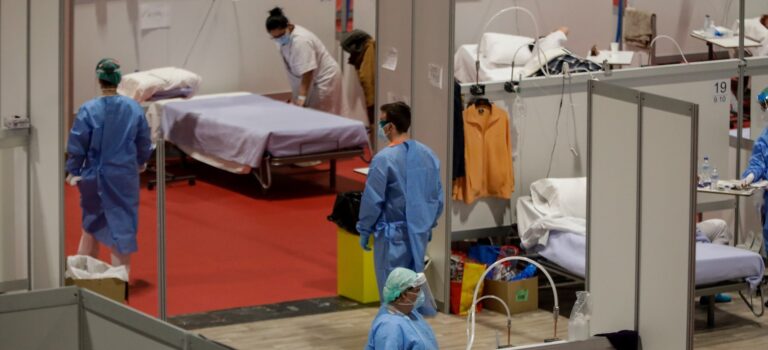 La estrategia de Ayuso de borrar de la historia 7.291 muertes se tambalea en los tribunales por el coraje de las familias