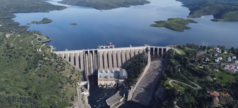 La investigación sigue sin identificar causas un mes después del apagó y provoca un choque del Gobierno con las eléctricas