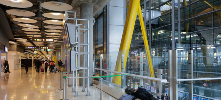 Preguntas y respuestas sobre los controles nocturnos en Barajas: ¿puedo acceder sin billete? ¿Y me puede esperar un familiar?
