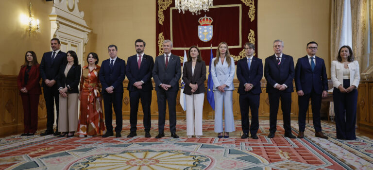 El abrazo de la vergüenza: Rueda cierra filas con el conselleiro acusado de agresión sexual e ignora a la víctima