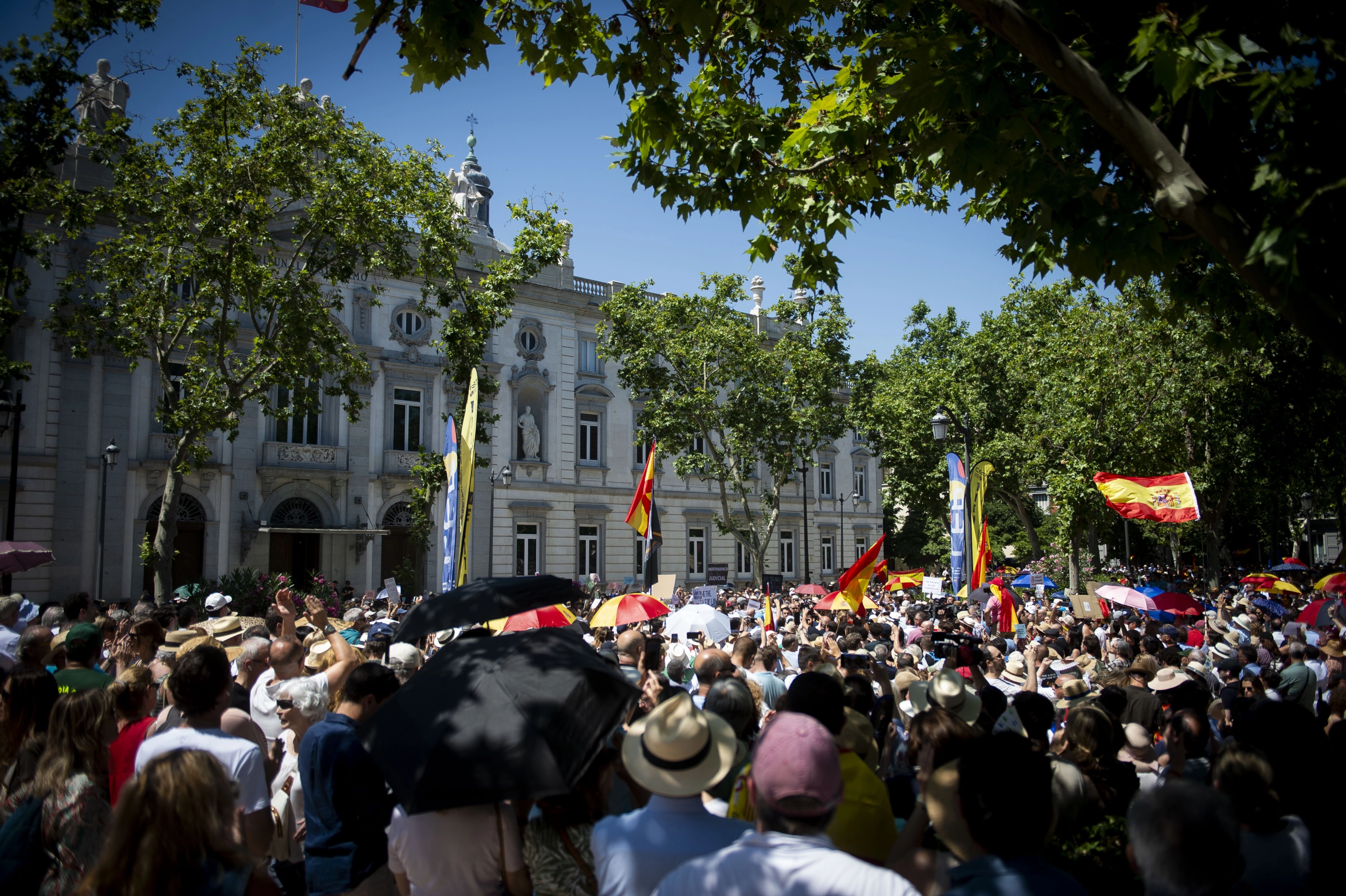 Cientos de jueces y fiscales se concentran frente al Supremo contra las reformas de Bolaños y el «riesgo de injerencia política»