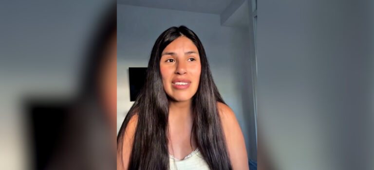 Una madre ‘influencer’ responde a las críticas por alquilar una hamaca y dejar a sus hijos solos en la orilla: «No les quito ojo»