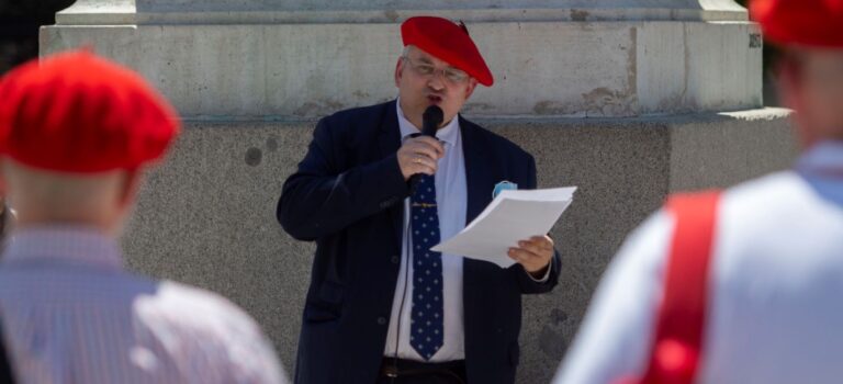 El abogado de Hazte Oír en las querellas contra el Gobierno dirigió un partido ultra que reivindica la «cruzada» franquista