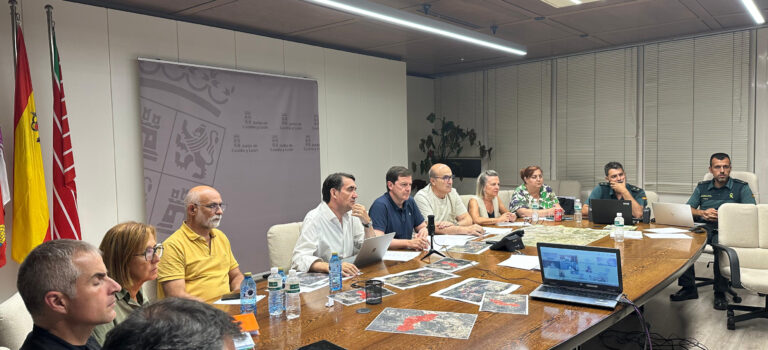 Feijóo culpa al Gobierno de «llegar tarde» a los incendios por no activar medidas de competencia autonómica