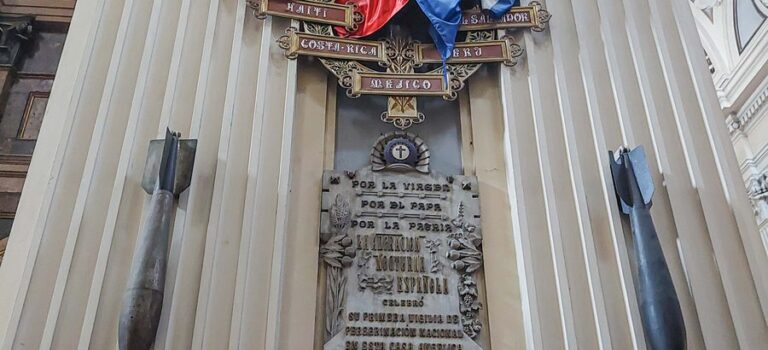 Cruces, placas y monumentos a los caídos: la Iglesia como refugio de la memoria franquista