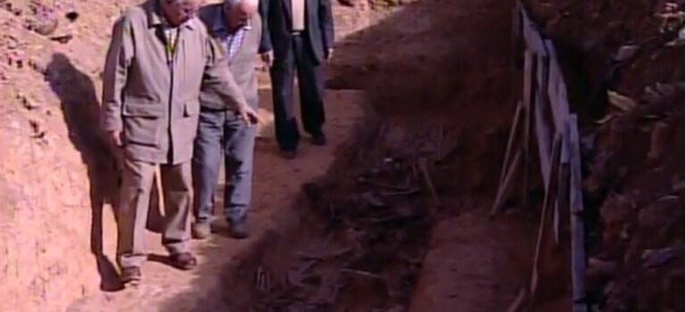 25 años de exhumaciones en España: «Hay pueblos en los que todavía quedan más muertos fuera del cementerio que dentro»