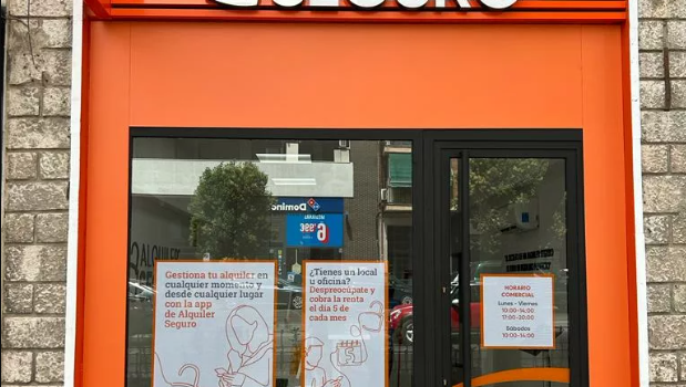 Alquiler Seguro coge el micro: gestiona cuatro emisoras de Onda Cero y Europa FM con las que factura un millón de euros