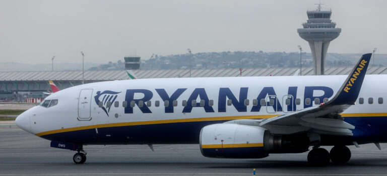 Ryanair y Vueling acumulan en dos años 14 condenas en España por el recargo del equipaje de mano