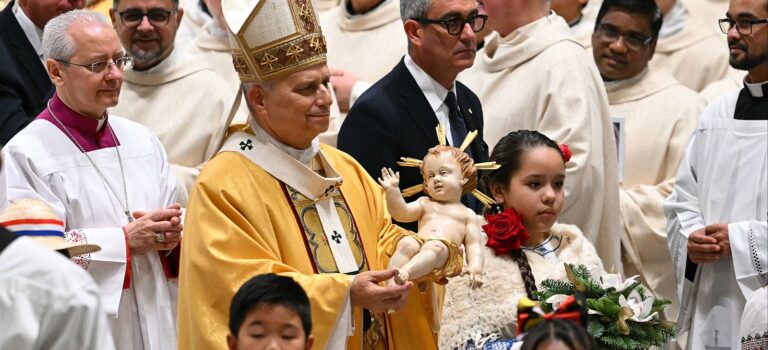 El papa León XIV pide «paz y estabilidad» para Oriente Medio y llama a «dialogar» en Ucrania en la bendición ‘Urbi et orbi’
