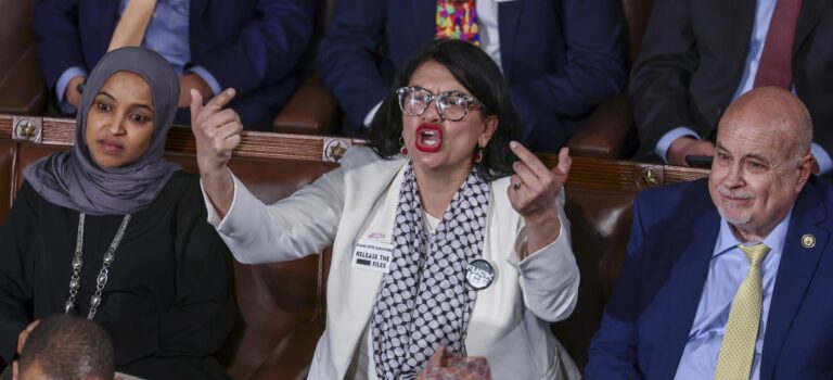 Un Trump arrinconado por la impopularidad defiende sus políticas económicas y carga contra los demócratas y los migrantes en el Congreso