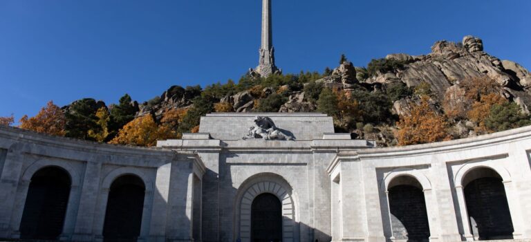 La asociación «sin ideología» que pasó de proteger monumentos franquistas a torpedear la regularización de migrantes