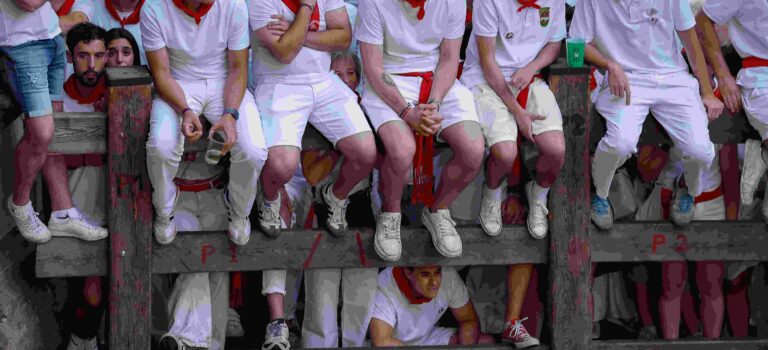 El quinto encierro de San Fermín 2026, carrera masiva y muy accidentada: vídeo completo de la carrera