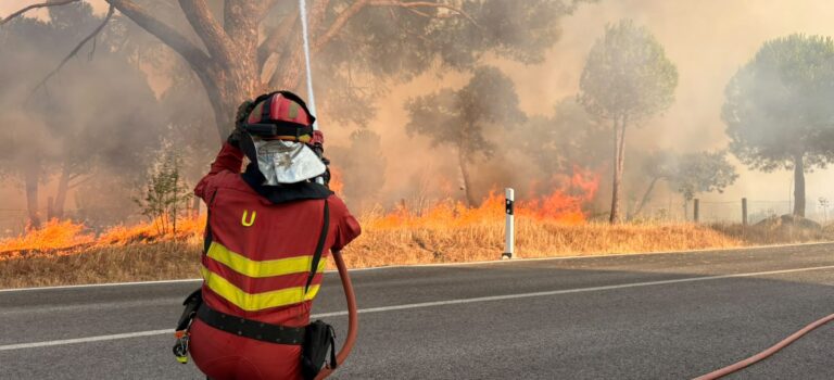Una población preparada para hacer frente al fuego salva vidas: así actúan los bomberos de SOS Wildfire