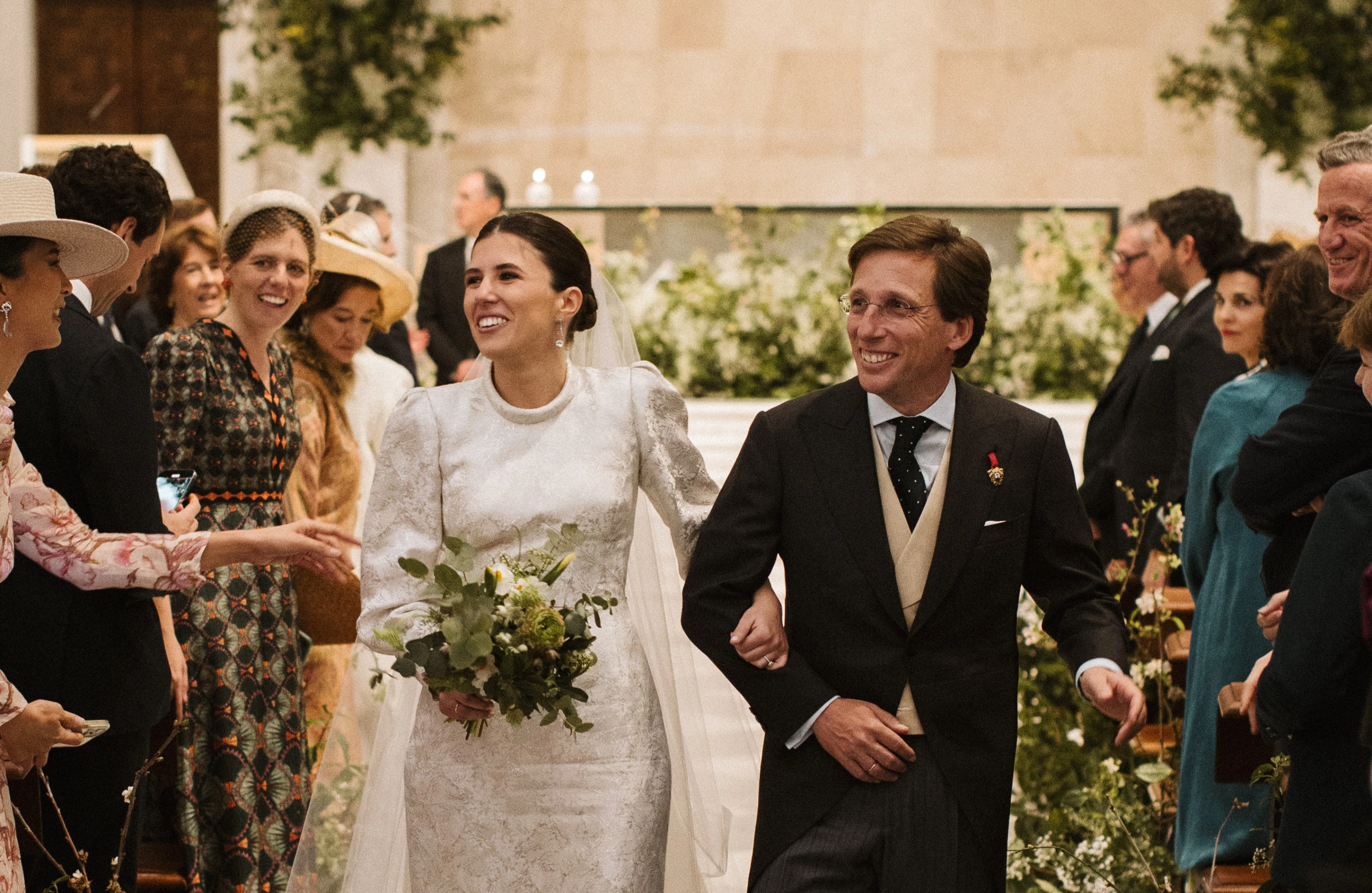 Lo que no se ha visto de la boda de Almeida y Teresa Urquijo: musica de Boccherini, el himno y el rey Juan Carlos en primera fila : Entretenimiento de España